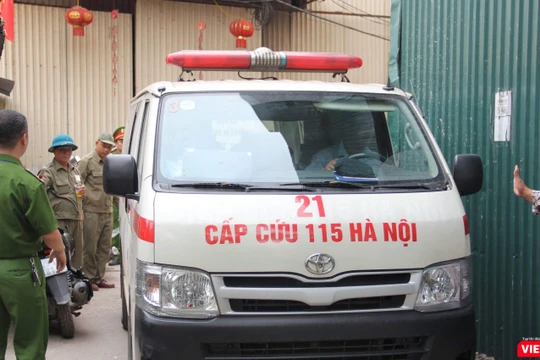 Xe cấp cứu đưa thi thể nạn nhân cuối cùng ra khỏi hiện trường.