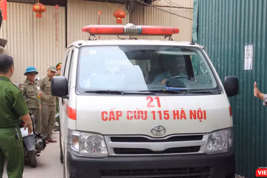 Xe cấp cứu đưa thi thể nạn nhân cuối cùng ra khỏi hiện trường.