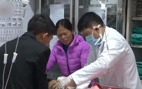 Bác sĩ Bệnh viện Hữu nghị Việt Đức cấp cứu cho một bệnh nhân nguy kịch.