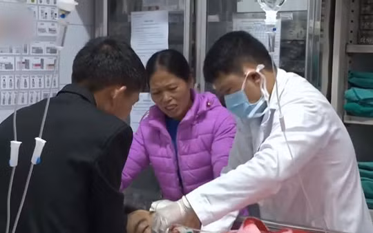 Bác sĩ Bệnh viện Hữu nghị Việt Đức cấp cứu cho một bệnh nhân nguy kịch.