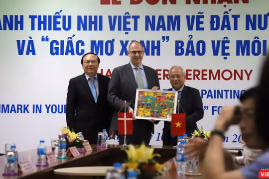 Đại diện các bệnh viện nhận tranh từ ông Kim Højlund Christensen - Đại sứ Đan Mạch tại Việt Nam.