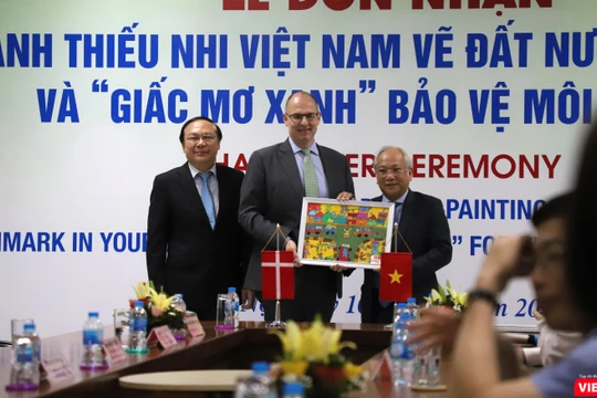 Đại diện các bệnh viện nhận tranh từ ông Kim Højlund Christensen - Đại sứ Đan Mạch tại Việt Nam.