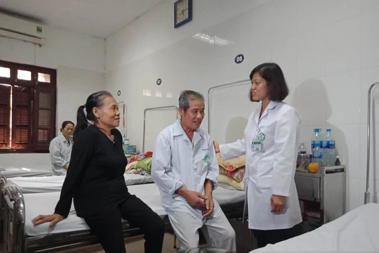 Bác sĩ Hà An chăm sóc cho bệnh nhân tại Viện sức khỏe tâm thần, Bệnh viện Bạch Mai