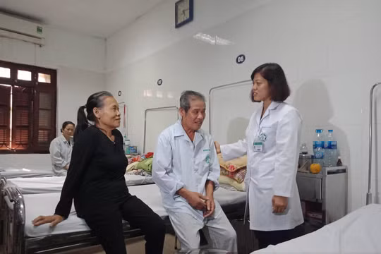 Bác sĩ Hà An chăm sóc cho bệnh nhân tại Viện sức khỏe tâm thần, Bệnh viện Bạch Mai