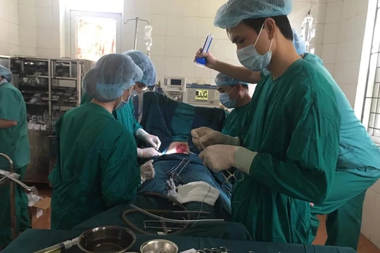 Nhóm bác sĩ của Bệnh viện phẫu thuật cho bệnh nhân