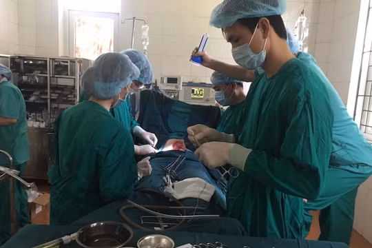 Nhóm bác sĩ của Bệnh viện phẫu thuật cho bệnh nhân