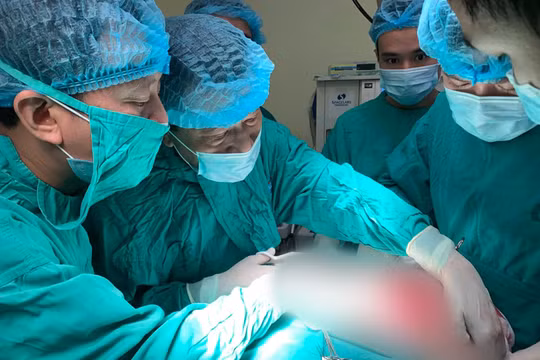 Các bác sĩ phẫu thuật loại bỏ khối u to cho bà V.