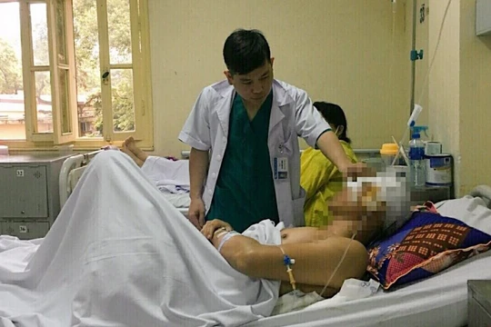 Bác sĩ của Bệnh viện chăm sóc cho bệnh nhân tai nạn sau mổ (Ảnh: BVCC)