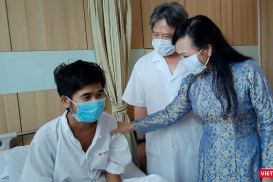 Bộ trưởng Bộ Y tế Nguyễn Thị Kim Tiến, GS.TS. Trần Bình Giang - Giám đốc Bệnh viện Hữu nghị Việt Đức thăm, động viên, tặng quà cho bệnh nhân ghép tạng.