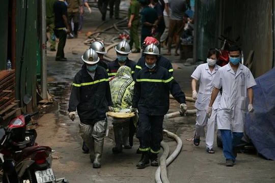 Lực lượng cứu hỏa chuyển thi thể nạn nhân ra xe cấp cứu