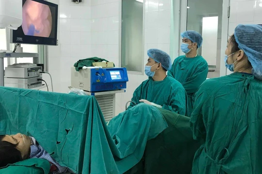 Bác sĩ của Bệnh viện đa khoa tỉnh Tuyên Quang phẫu thuật tán sỏi cho bệnh nhân.