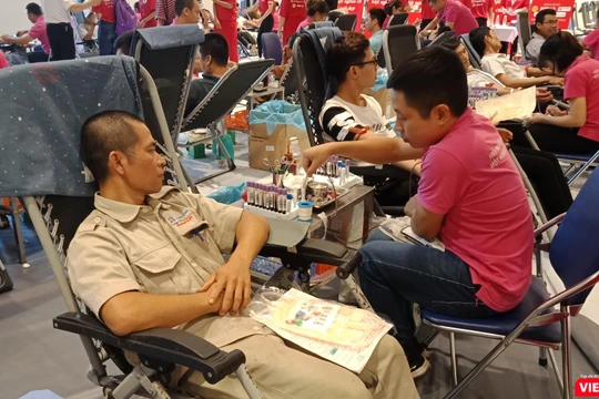 Người công nhân tham dự hiến máu tại sự kiện "Giọt hồng tri ân" chiều 26/7.