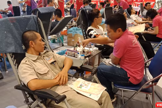 Người công nhân tham dự hiến máu tại sự kiện "Giọt hồng tri ân" chiều 26/7.