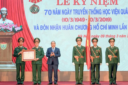Thủ tướng Nguyễn Xuân Phúc trao Huân chương Hồ Chí Minh cho tập thể lãnh đạo Học viện Quân y (Ảnh: VGP)