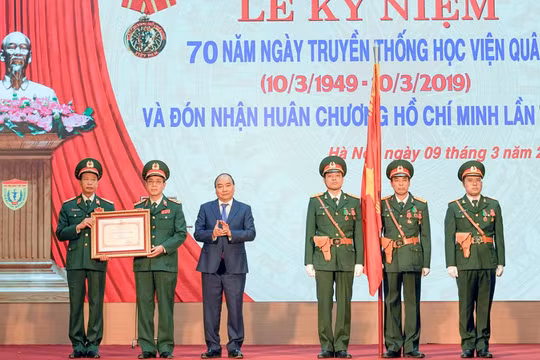 Thủ tướng Nguyễn Xuân Phúc trao Huân chương Hồ Chí Minh cho tập thể lãnh đạo Học viện Quân y (Ảnh: VGP)