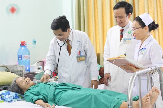 Khám bệnh cho bệnh nhân có thẻ bảo hiểm y tế