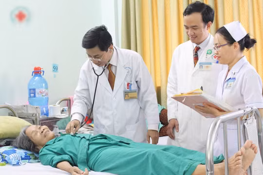 Khám bệnh cho bệnh nhân có thẻ bảo hiểm y tế