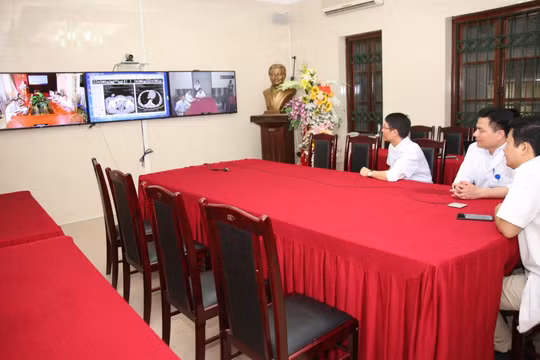 Bác sĩ Bệnh viện Hữu nghị Việt Đức hội chẩn trực tuyến cấp cứu bệnh nhân tai nạn giao thông tại Điện Biên