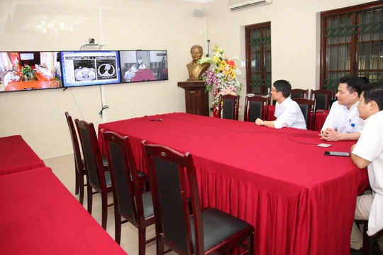 Bác sĩ Bệnh viện Hữu nghị Việt Đức hội chẩn trực tuyến cấp cứu bệnh nhân tai nạn giao thông tại Điện Biên