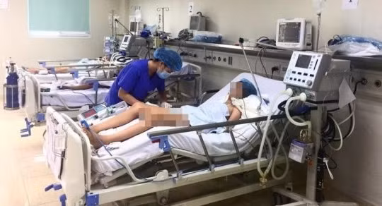 Điều trị cho bệnh nhi mắc viêm não Nhật Bản tại Bệnh viện Nhi Trung ương.