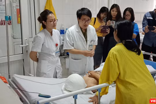 Bác sĩ của Bệnh viện chăm sóc cho bệnh nhi