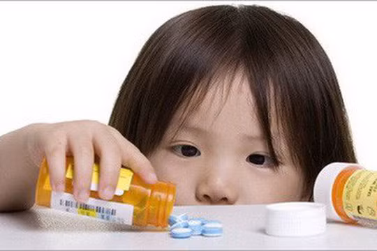Phụ huynh không nên để thuốc ở trong tầm với của trẻ, cho trẻ nghịch thuốc hoặc ví thuốc như kẹo khiến trẻ hiểu lầm, dễ bị ngộ độc.