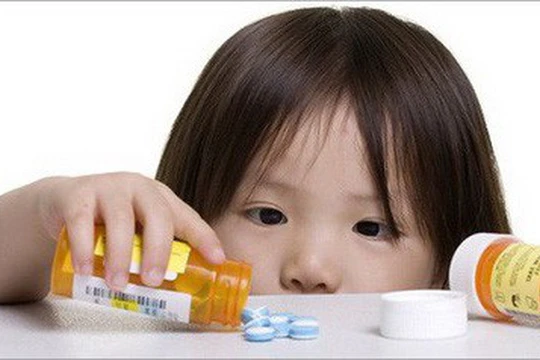 Phụ huynh không nên để thuốc ở trong tầm với của trẻ, cho trẻ nghịch thuốc hoặc ví thuốc như kẹo khiến trẻ hiểu lầm, dễ bị ngộ độc.