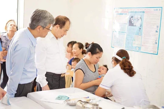 Tiêm chủng vaccine 5 trong 1 (SII) mới tại Trạm Y tế xã Thi Sơn, huyện Kim Bảng, tỉnh Hà Nam ngày 25/5.