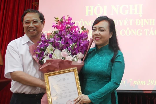 Ông Phạm Minh Chính trao quyết định bổ nhiệm cho bà Nguyễn Thị Kim Tiến (Ảnh: Chinhphu.vn) 