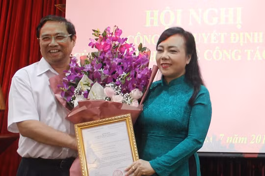 Ông Phạm Minh Chính trao quyết định bổ nhiệm cho bà Nguyễn Thị Kim Tiến (Ảnh: Chinhphu.vn) 