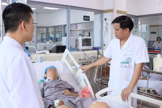 Các bác sĩ của Bệnh viện Bạch Mai điều trị cho bệnh nhân trong sự cố chạy thận tại Nghệ An.