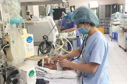 Bác sĩ Bệnh viện Nhi Trung ương điều trị tích cực cho trẻ nhỏ (Ảnh minh họa)