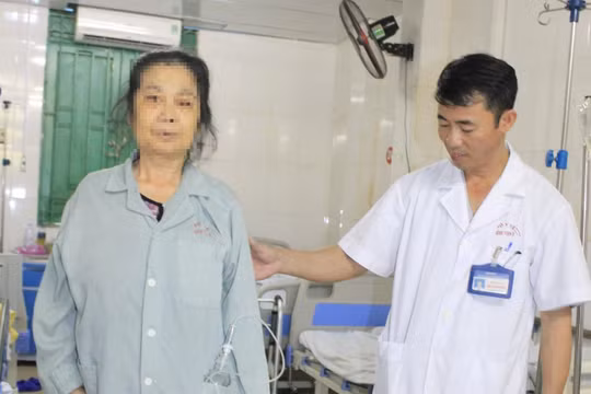 Bác sĩ của Bệnh viện E giúp nữ bệnh nhân tập đi sau khi mổ.