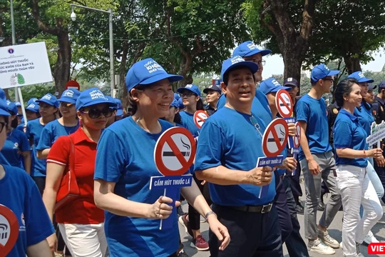 PGS.TS. Lương Ngọc Khuê - Cục trưởng Cục Quản lý Khám, chữa bệnh (Bộ Y tế), ông Kidong Park - Trưởng đại diện WHO tại Việt Nam cùng nhiều đại biểu đi bộ giữa trưa nắng để hưởng ứng Tuần lễ Quốc gia không thuốc lá.