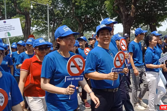 PGS.TS. Lương Ngọc Khuê - Cục trưởng Cục Quản lý Khám, chữa bệnh (Bộ Y tế), ông Kidong Park - Trưởng đại diện WHO tại Việt Nam cùng nhiều đại biểu đi bộ giữa trưa nắng để hưởng ứng Tuần lễ Quốc gia không thuốc lá.