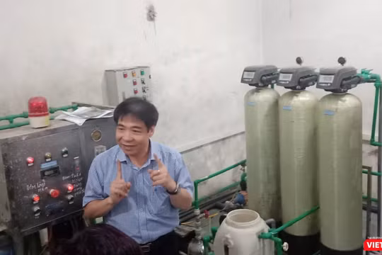 TS. Lê Thanh Hải tại căn phòng thực nghiệm khoa học về hệ thống lọc nước RO của Bệnh viện đa khoa tỉnh Hòa Bình.