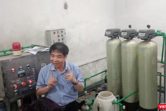 TS. Lê Thanh Hải tại căn phòng thực nghiệm khoa học về hệ thống lọc nước RO của Bệnh viện đa khoa tỉnh Hòa Bình.