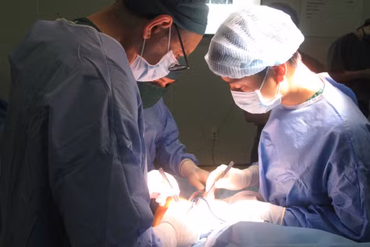 Một ca phẫu thuật tại Bệnh viện đa khoa Xanh Pôn