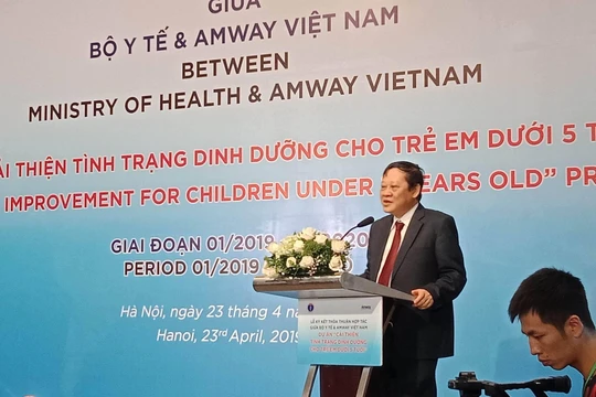 Thứ trưởng Bộ Y tế Nguyễn Viết Tiến phát biểu tại buổi lễ