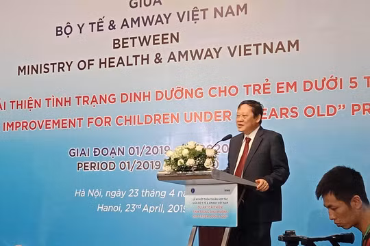 Thứ trưởng Bộ Y tế Nguyễn Viết Tiến phát biểu tại buổi lễ