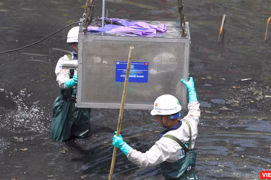 Nhóm kỹ sư lắp đặt máy xử lý nước tại sông Tô Lịch.