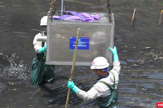 Nhóm kỹ sư lắp đặt máy xử lý nước tại sông Tô Lịch.