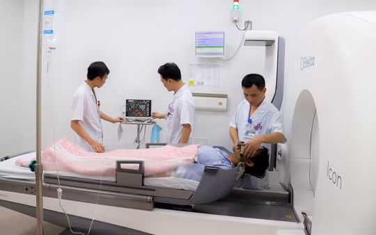 Một người bệnh có khối u não được điều trị bằng máy xạ phẫu Gamma Knife mới.