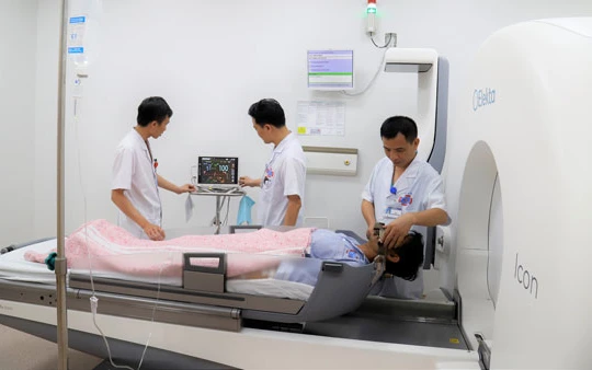 Một người bệnh có khối u não được điều trị bằng máy xạ phẫu Gamma Knife mới.