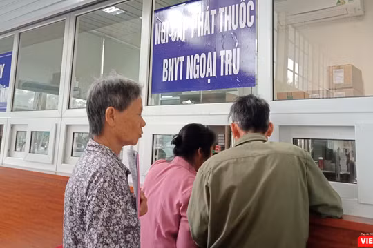 Bệnh nhân ung thư nhận thuốc theo diện bảo hiểm y tế.