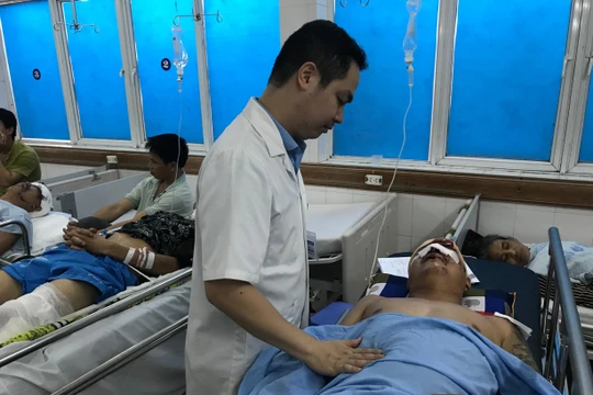 Bác sĩ của Bệnh viện Hữu nghị Việt Đức khám cho bệnh nhân tai nạn giao thông nhập viện.