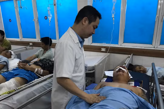Bác sĩ của Bệnh viện Hữu nghị Việt Đức khám cho bệnh nhân tai nạn giao thông nhập viện.