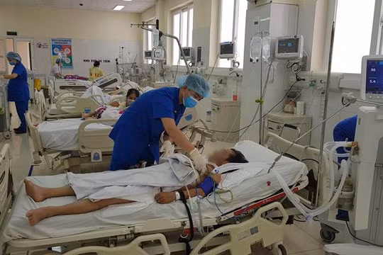 Bác sĩ của Bệnh viện Quân y 105 chăm sóc cho bệnh nhân Q.