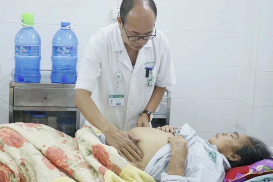 Bác sĩ khám cho bệnh nhân viêm gan.