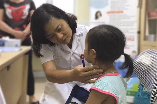 TS. Nguyễn Việt Hoa - Trưởng khoa Phẫu thuật nhi và trẻ sơ sinh thăm khám cho trẻ.